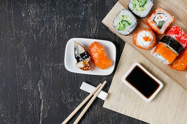 Sushi giapponese tradizionale di vista superiore con lo spazio della copia