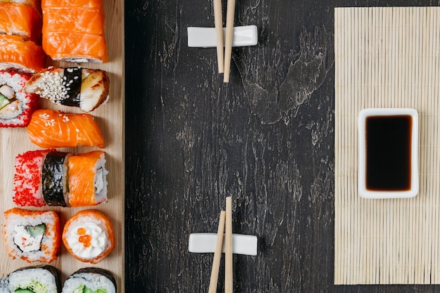 Sushi giapponese tradizionale piatto laici con lo spazio della copia