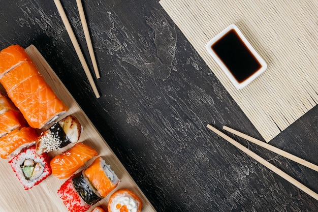 Sushi giapponesi tradizionali con lo spazio della copia