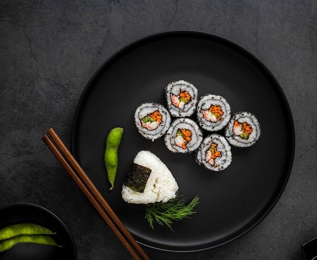 Sushi maki piatti con riso e bacchette