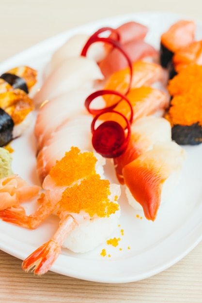 Sushi nigiri crudo e fresco