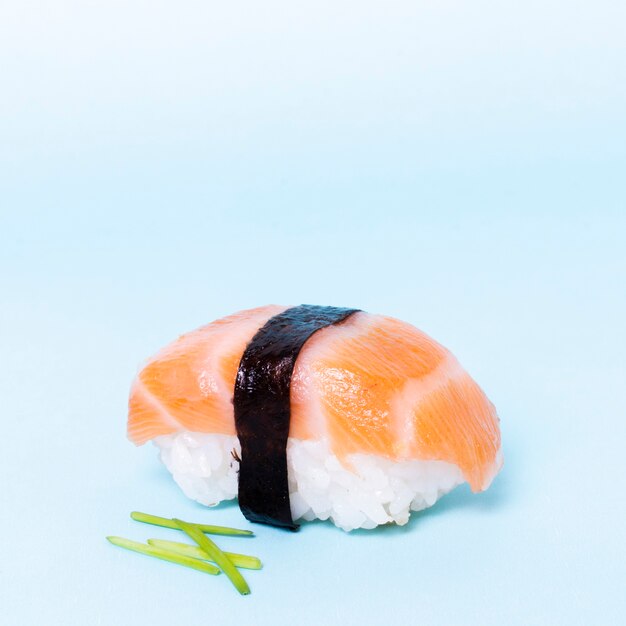 Sushi saporiti del primo piano con i salmoni