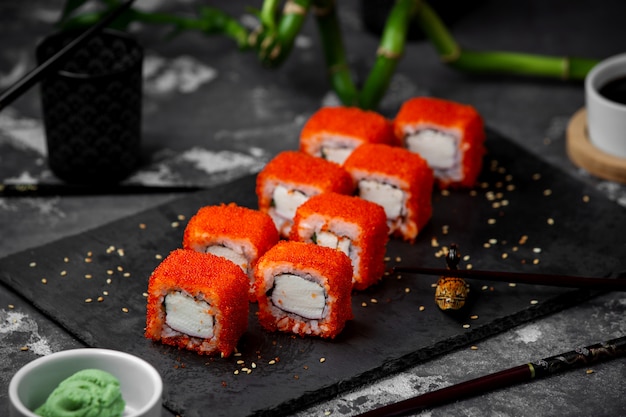 Sushi set con caviale rosso sul tavolo
