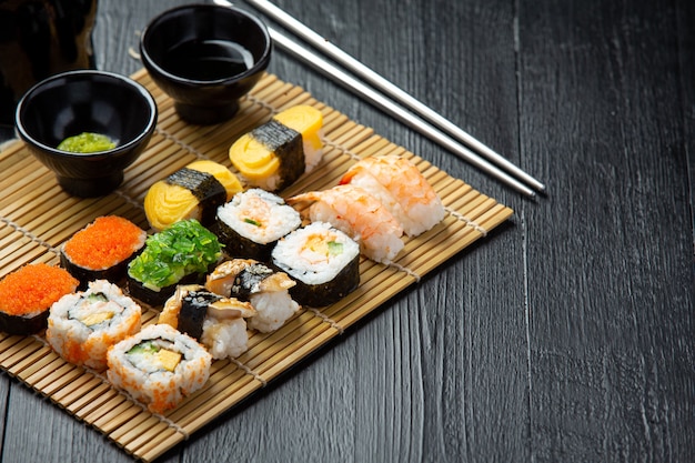 Sushi tradizionale sulla superficie scura