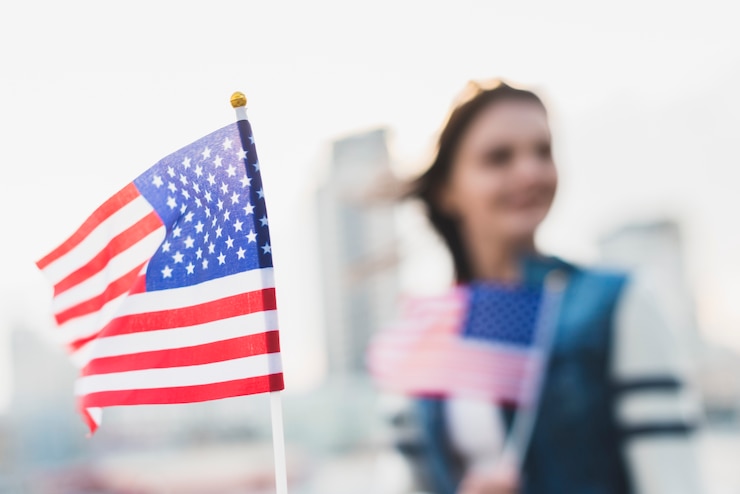 Foto gratuito sventolando la bandiera americana il giorno dell&#39;indipendenza