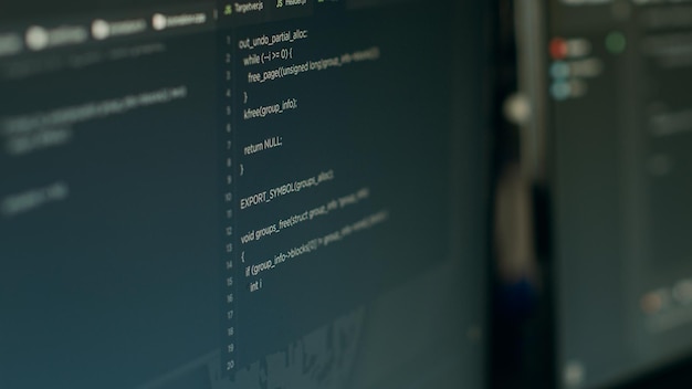 Sviluppo del programma con dati sulla finestra del terminale, visualizzazione del linguaggio di codifica sul computer. Database cloud computing e programmazione nuova interfaccia utente con script html. Avvicinamento.