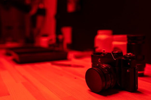 Sviluppo di foto in un concetto di camera oscura