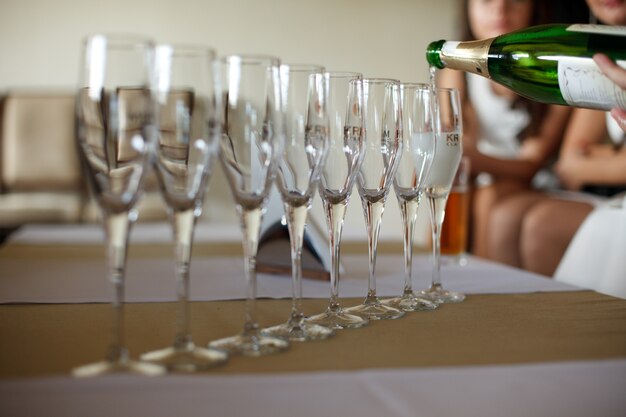 Svuotati flûte di champagne si ergono su un raggio sul tavolo da pranzo