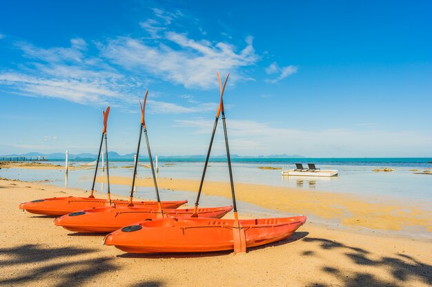 Svuoti la barca o la nave del kajak sulla spiaggia e sul mare tropicali