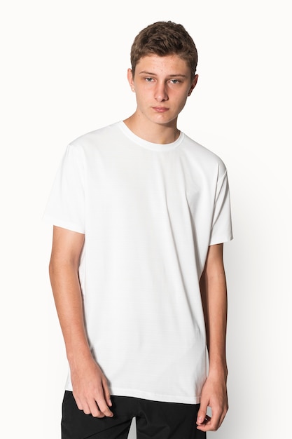 T-shirt basic bianca per servizio fotografico in studio di abbigliamento giovanile per ragazzi