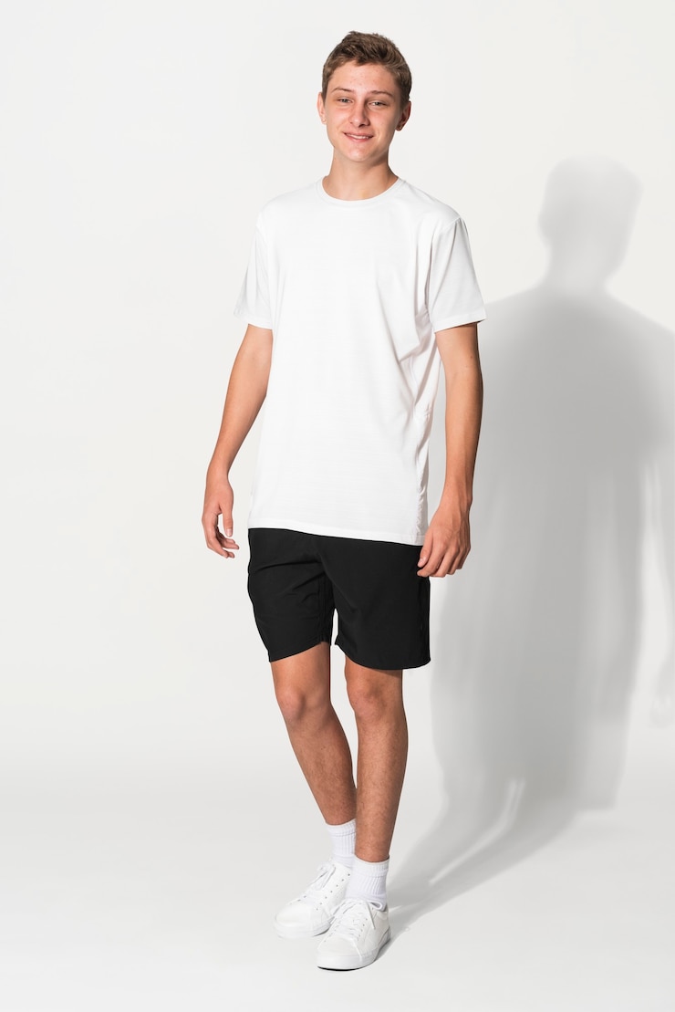 Foto gratuito t-shirt basic bianca per servizio fotografico in studio di abbigliamento per ragazzi