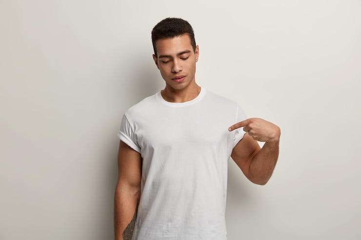 Foto gratuito t-shirt bianca da portare dell'uomo brunet