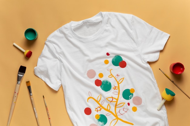 T-shirt bianca semplice con disegno dipinto a mano