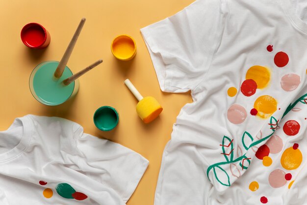 T-shirt bianca semplice con disegno dipinto a mano