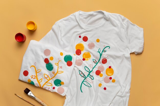 T-shirt bianca semplice con disegno dipinto a mano