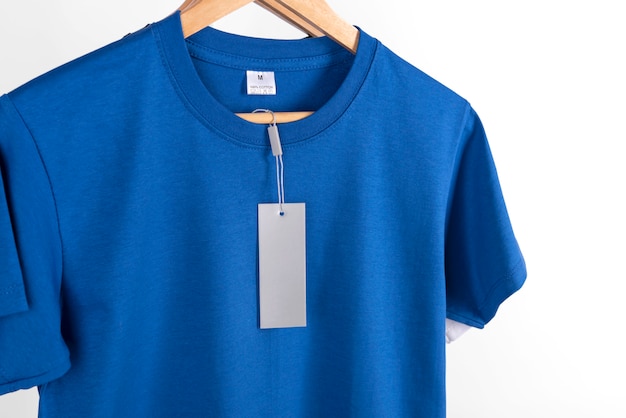 t-shirt blu vuota ed etichetta etichetta vuota per la pubblicità.