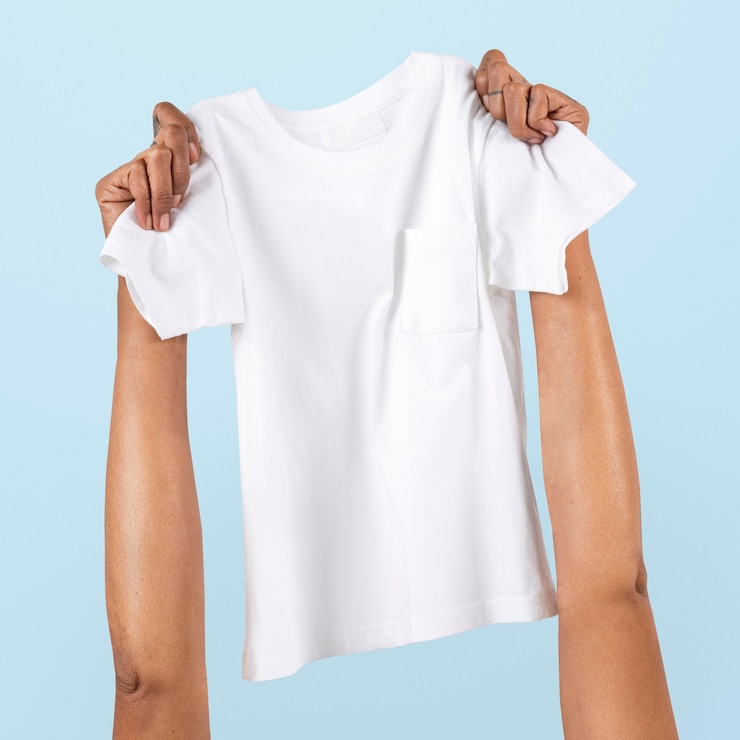 Foto gratuito t-shirt con mano che tiene l'abbigliamento per bambini
