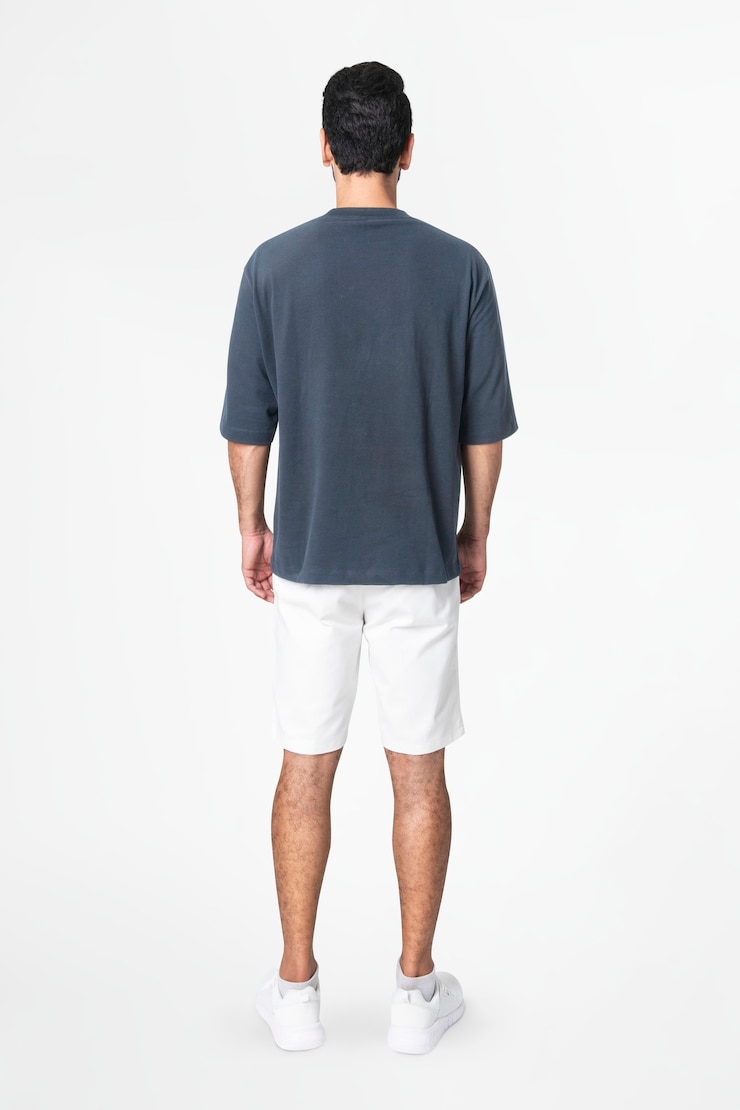 Foto gratuito t-shirt grigia e pantaloncini basic da uomo vista posteriore