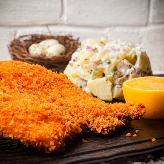 tabaka in pastella con insalata di olive e uova di quaglia e limone nel vassoio