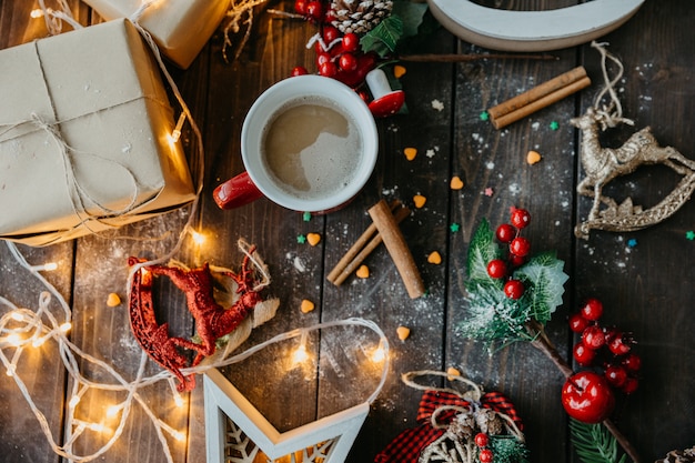 Tabella di natale con la vista superiore del caffè