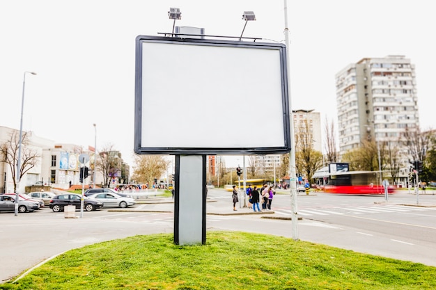 Tabella pubblicitaria sulla strada per la pubblicità in città