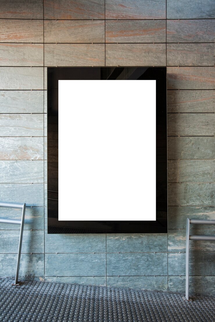 Foto gratuito tabella pubblicitaria vuota sulla parete