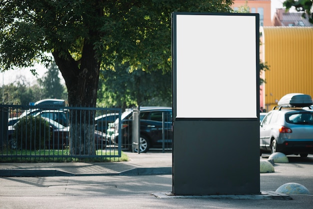 Tabellone per le affissioni vuoto sul parcheggio