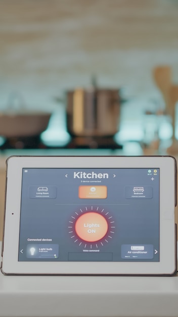 Tablet con software intelligente posizionato sul tavolo in cucina senza nessuno dentro