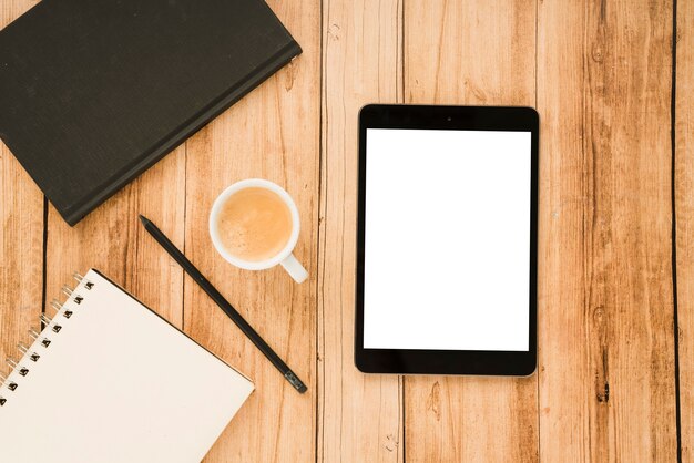 Tablet con vista dall&#39;alto con tazza di caffè