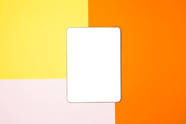 Tablet flat mockup laici con sfondo colorato