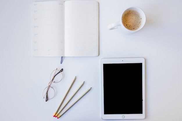 Tablet, organizzatore. Caffè e matite