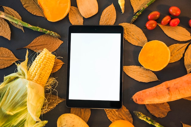 Tablet sul tavolo con verdure