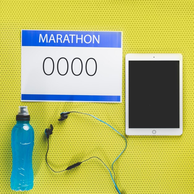 Tablet vicino a forniture per maratona