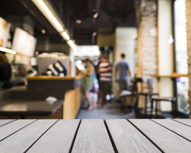 Tabletop che guarda al bar sfocato