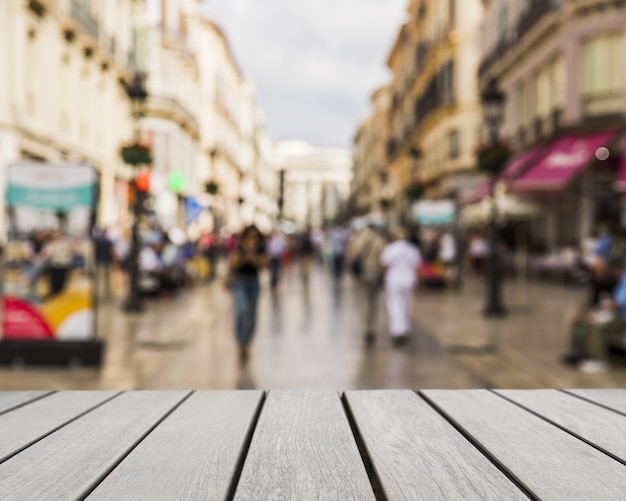 Tabletop che guarda verso la strada della città