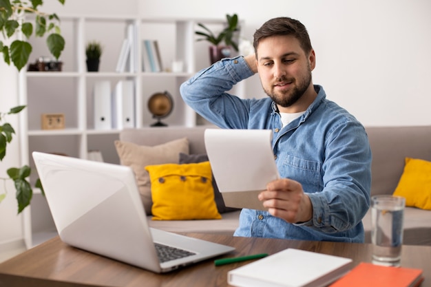 Taccuino della holding dell'uomo di smiley del colpo medio