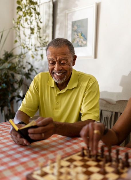 Taccuino della holding dell'uomo senior di smiley