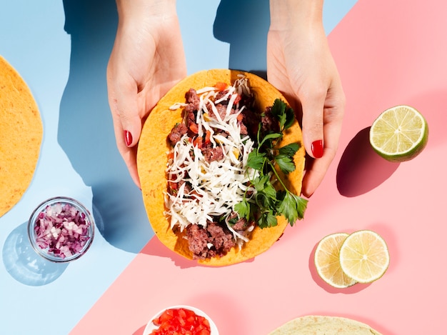 Taco vista dall'alto con carne e verdure tenuti in mano