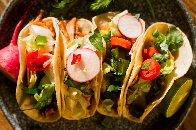 Tacos deliziosi di vista superiore sul piatto