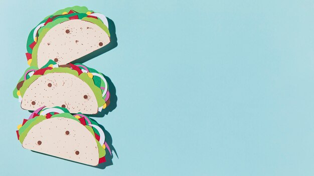 Tacos di carta piatti laici su sfondo blu