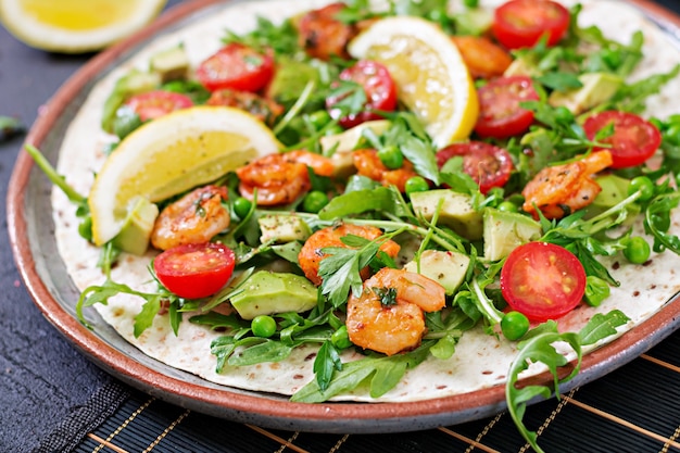 Tacos di tortilla di gamberi a faccia aperta avvolgere con verdure fresche. Cibo salutare. Pasto messicano.