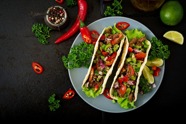 Tacos messicani con carne di manzo in salsa di pomodoro e salsa