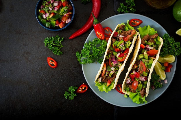 Tacos messicani con carne di manzo in salsa di pomodoro e salsa