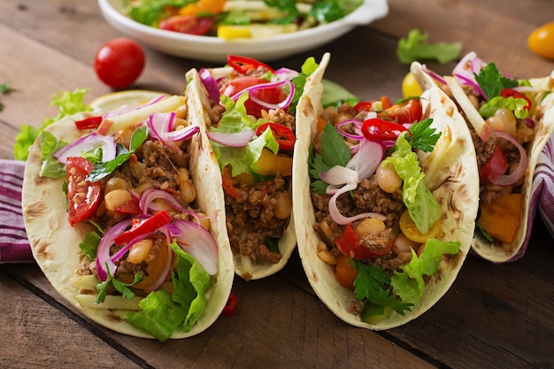 Tacos messicani con carne, fagioli e salsa