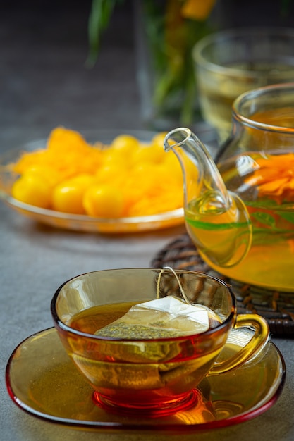 Tagete, limone, miele, tè alle erbe concetto di trattamento.