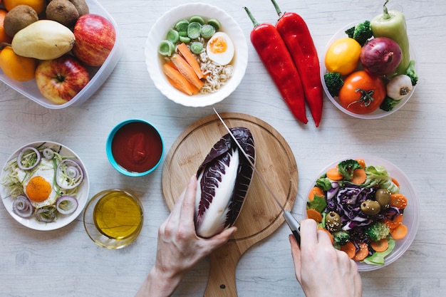 Tagliare a mano il cavolo rosso per l&#39;insalata