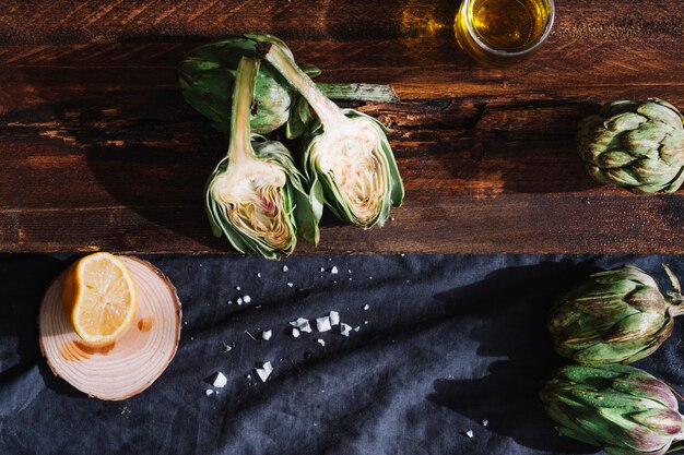 Tagliare il carciofo tra l'olio e il limone