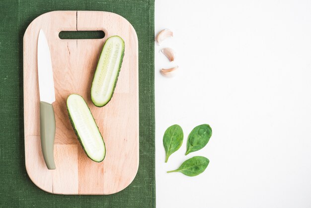 Tagliare il cetriolo vicino agli spinaci e aglio