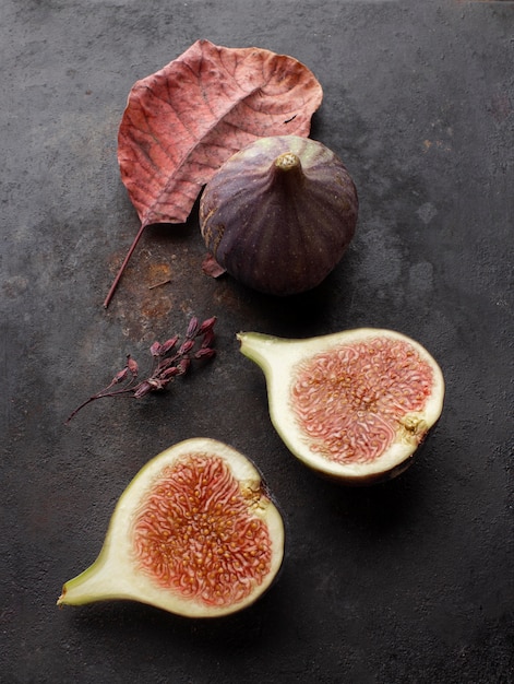 Tagliare il frutto del melograno e le foglie distese