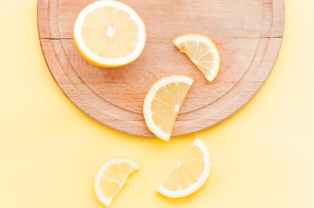 Tagliare il limone sul piatto di legno